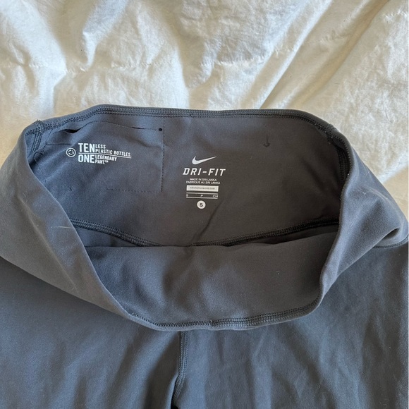 Grey dry fit nike size small capri workout leggings - Picture 3 of 4